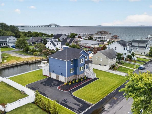 851 W Bay Drive, West Islip NY 11795