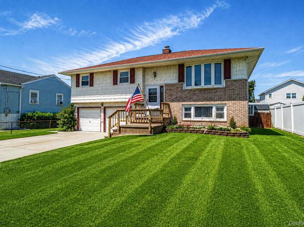 8 Wilson Place, Lindenhurst NY 11757