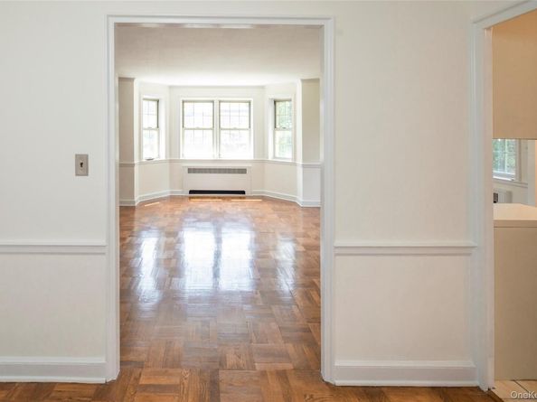 2 chateaux Circle 2E, Scarsdale NY 10583