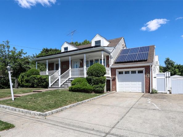 20 E Clearwater Road, Lindenhurst NY 11757