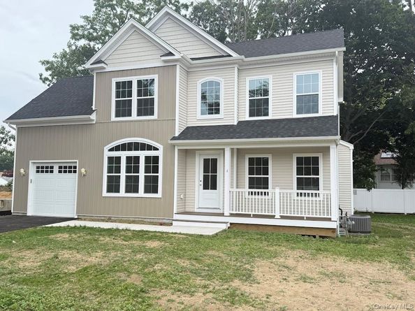 8 Gail Grace Court, Copiague NY 11726