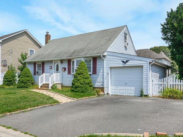 18 Plymouth Road, Massapequa NY 11758