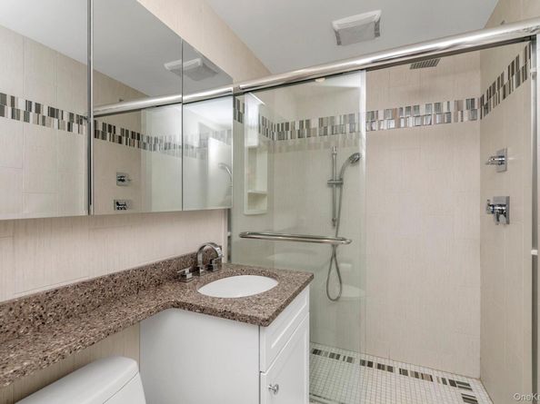 269-10 Grand Central Parkway 4V, Floral Park NY 11005
