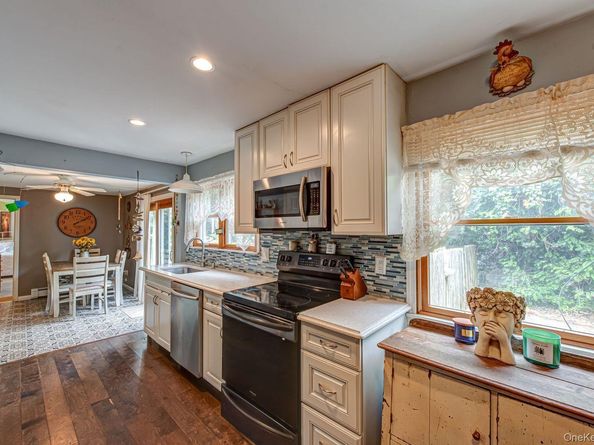 75 Upper Dock Road, Kings Park NY 11754