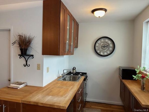 21 Bond Street 2C, Great Neck NY 11021