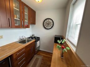 21 Bond Street 2C, Great Neck NY 11021