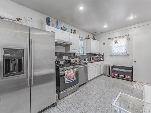 555 N 1 Street, New Hyde Park NY 11040