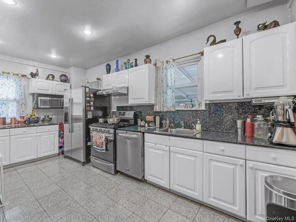 555 N 1 Street, New Hyde Park NY 11040