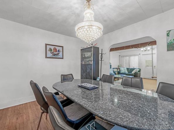 555 N 1 Street, New Hyde Park NY 11040