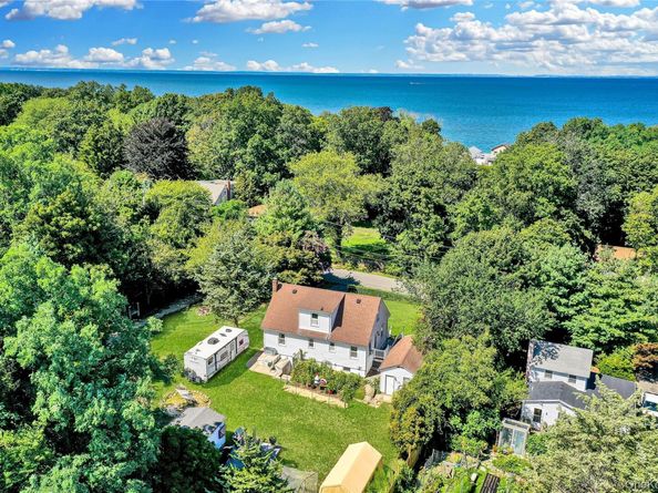 16 Hallock Lane, Rocky Point NY 11778