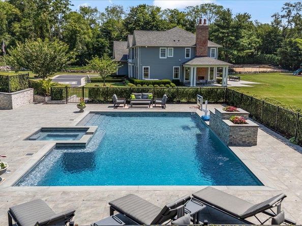 365 Split Rock Road, Syosset NY 11791