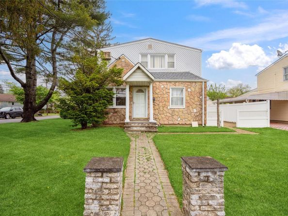 62 Bretton Road, New Hyde Park NY 11040