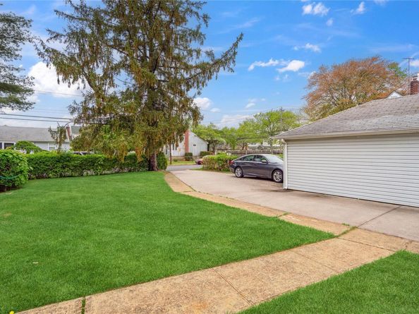 62 Bretton Road, New Hyde Park NY 11040