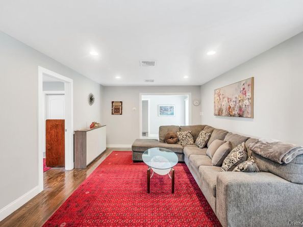 25 Hitching Post Lane, Glen Cove NY 11542