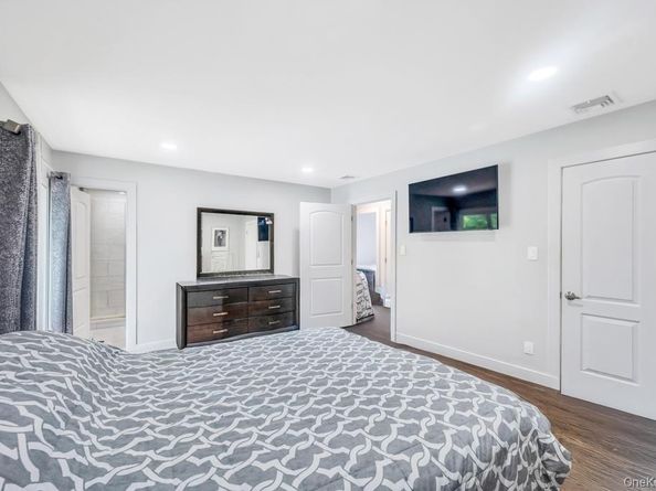 25 Hitching Post Lane, Glen Cove NY 11542