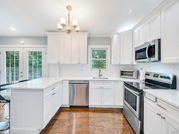 25 Hitching Post Lane, Glen Cove NY 11542