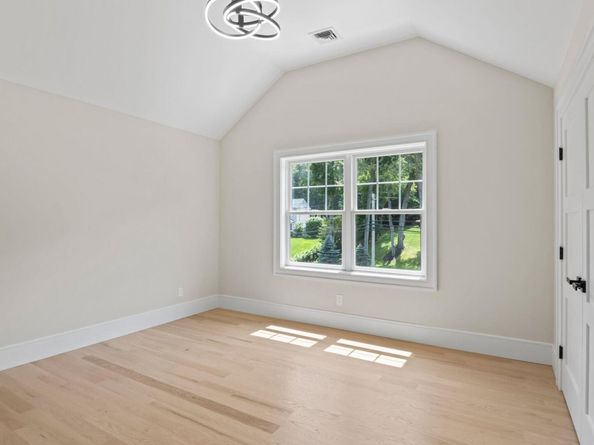 28 Meadow Glen Road, Northport NY 11768