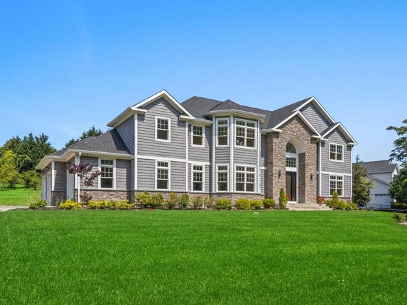 28 Meadow Glen Road, Northport NY 11768