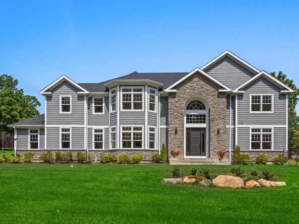 28 Meadow Glen Road, Northport NY 11768