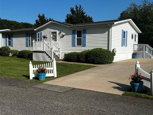 638 Fresh Pond Avenue 305, Calverton NY 11933