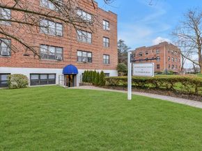 15 Canterbury Road C11, Great Neck NY 11021