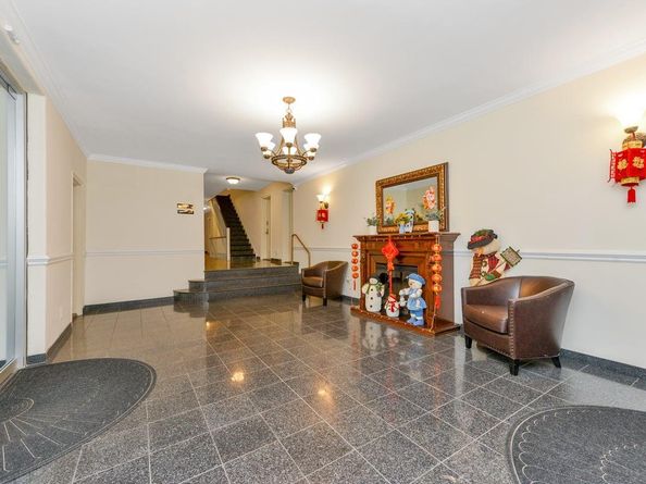 15 Canterbury Road C11, Great Neck NY 11021