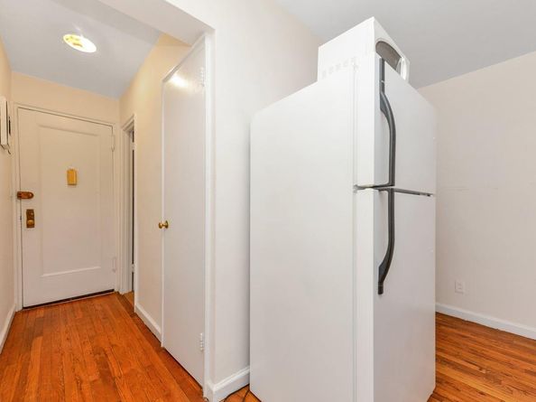 15 Canterbury Road C11, Great Neck NY 11021