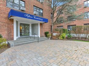 15 Canterbury Road C11, Great Neck NY 11021
