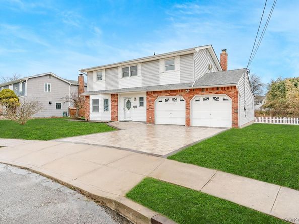 24 Brooktree Circle, Lindenhurst NY 11757