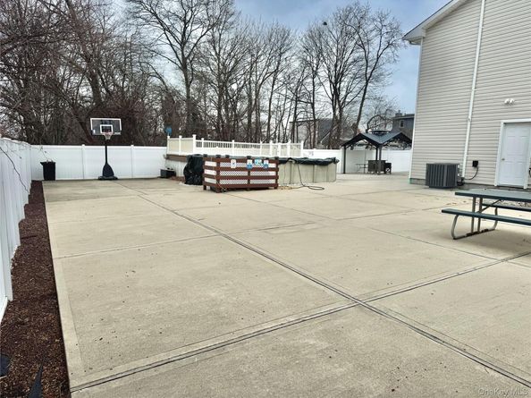 285 Daniel Street, Lindenhurst NY 11757