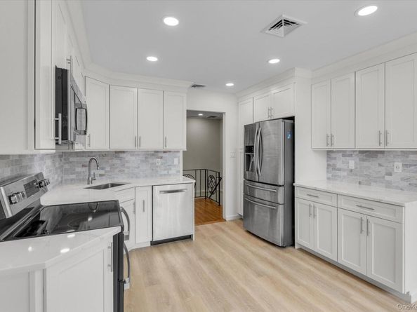 385 Salem Court, Hauppauge NY 11788