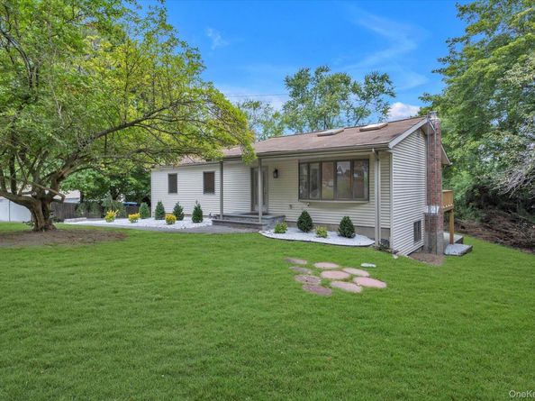 385 Salem Court, Hauppauge NY 11788