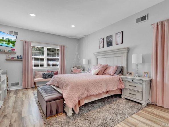 14 Daremy Lane, East Setauket NY 11733