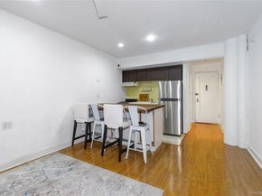 15 Canterbury Road C10, Great Neck NY 11021