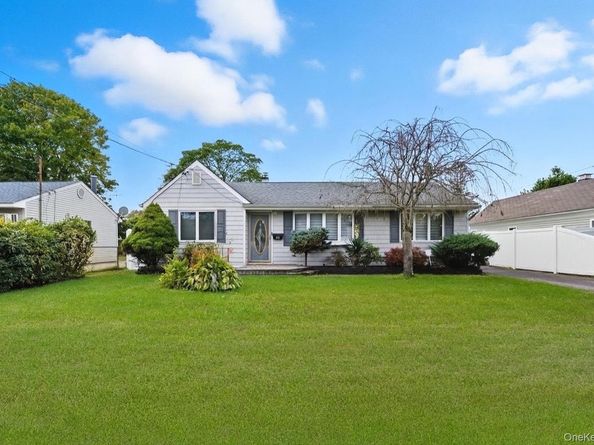 16 Burton Place, Lindenhurst NY 11757