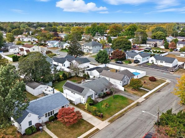 16 Burton Place, Lindenhurst NY 11757