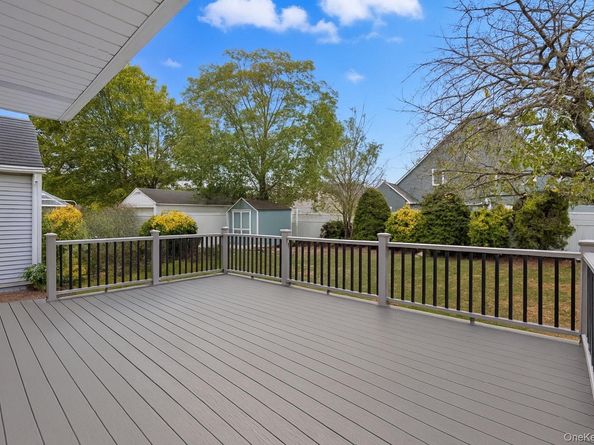 16 Burton Place, Lindenhurst NY 11757