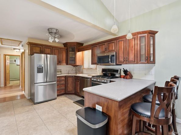 16 Burton Place, Lindenhurst NY 11757