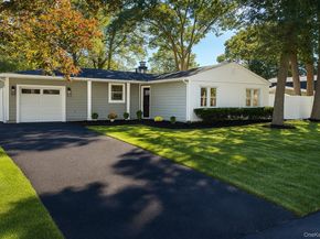 15 Spurwoods Lane, Farmingville NY 11738
