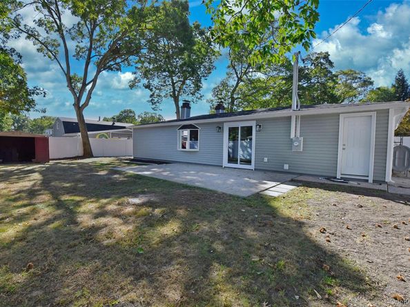 15 Spurwoods Lane, Farmingville NY 11738