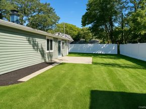 15 Spurwoods Lane, Farmingville NY 11738