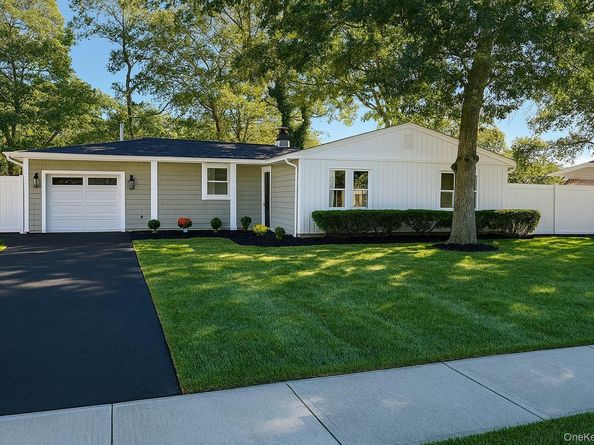 15 Spurwoods Lane, Farmingville NY 11738