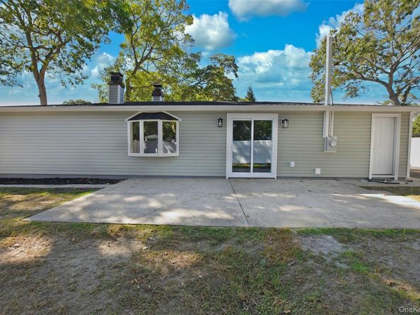 15 Spurwoods Lane, Farmingville NY 11738