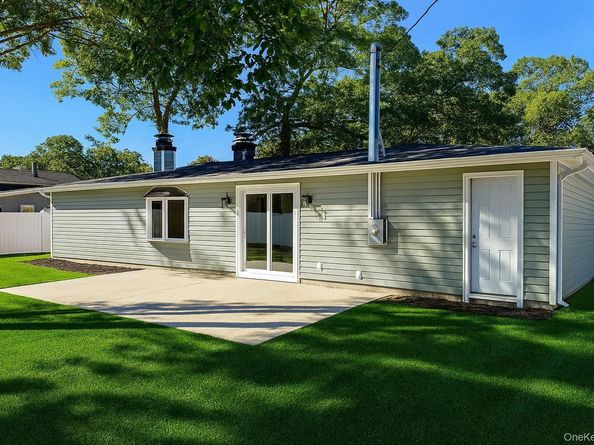 15 Spurwoods Lane, Farmingville NY 11738