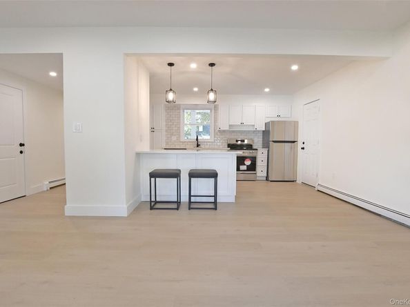 15 Spurwoods Lane, Farmingville NY 11738