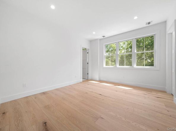 37 Peconic Bay, Southampton NY 11968