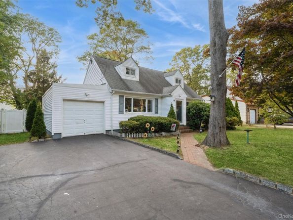 86 Ackerly Lane, Ronkonkoma NY 11779