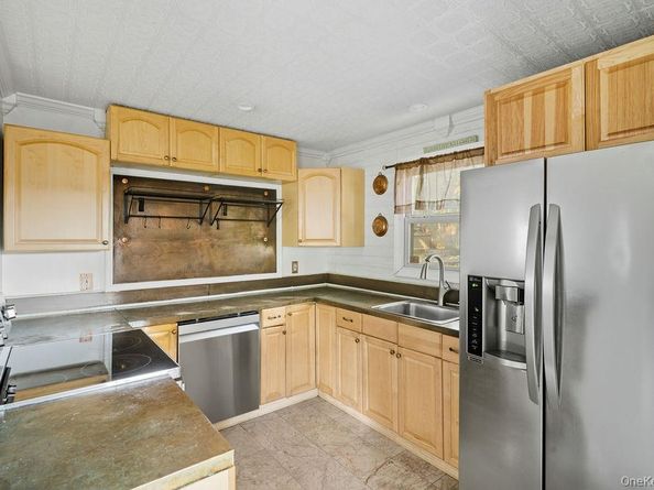 230 Lakeside Trail, Ridge NY 11961