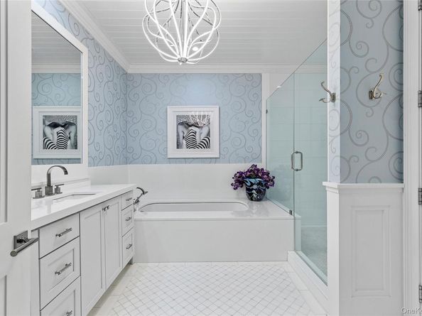 2000 Royal Court 2105/2103, North Hills NY 11040