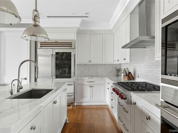 2000 Royal Court 2105/2103, North Hills NY 11040